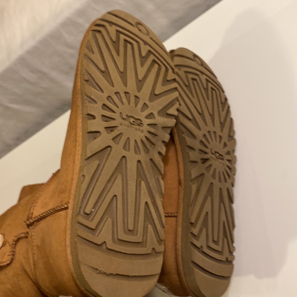 UGG AUSTRALIA WOMEN’S 3387 LO PRO BUTTON fold over shestnut boots size 8 - Picture 4 of 14